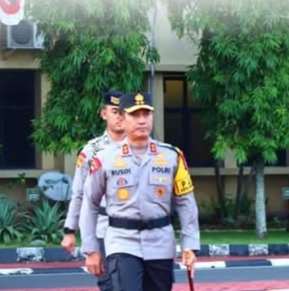 APEL -- Kapolda Sulsel, Irjen Pol Rusdi Hartono, memimpin apel gelar pasukan patuh Pallawa 2025 di lapangan upacara Mapolda Sulsel. 
