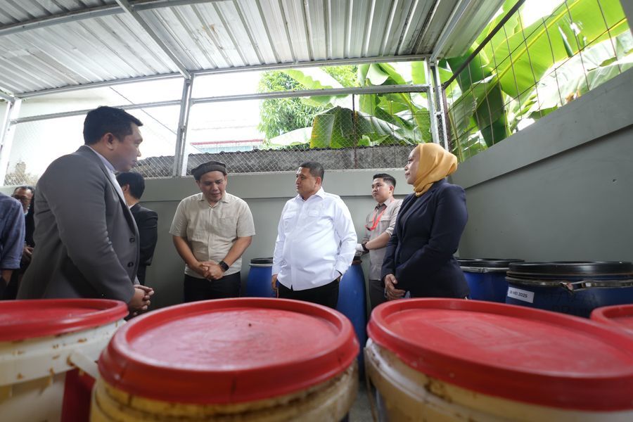 
ist
SAMPAH--Wali Kota Makassar, Munafri Arifuddin saat membuka kegiatan sosialisasi pengelolaan sampah organik menjadi Eco Enzyme di Hotel Mercure Makassar, Rabu (9/7).	
