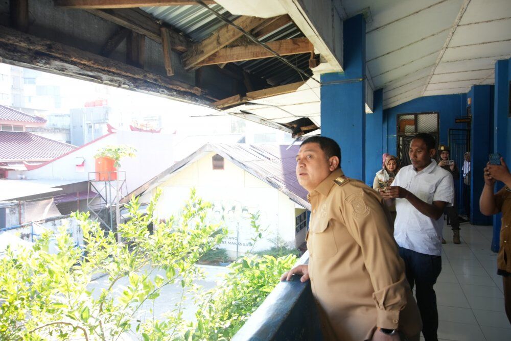 ist
GELENG KEPALA--Wali Kota Makassar, Munafri Arifuddin melakukan sidak ke SMP Negeri 53 Makassar yang berlokasi di Jalan Samiun, Kecamatan Ujung Pandang, Selasa (29/7).Orang nomor satu Makassar itu menggelengkan kepala saat meninjau sarana dan prasarana yang berada di sekolah itu dan menemukan sejumlah bangunan sekolah yang rusak. 
