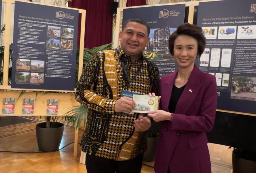 ist
KOIN--Wali Kota Makassar, Munafri Arifuddin, mendapat apresiasi hangat atas pemaparannya dalam forum bergengsi World Cities Summit Mayors Forum (WCSMF) 2025 di Vienna, Austria. Bahkan wali kota mendapatkan simbol kehormatan dan inspirasi berupa Koin Peringatan 100 Tahun Kelahiran Lee Kuan Yew.
