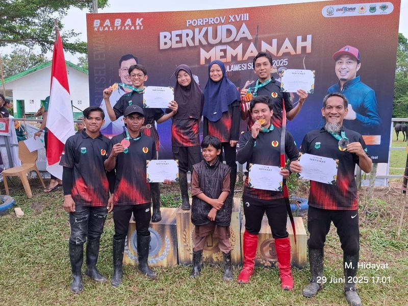 BERKUDA -- Tim berkuda Kabupaten Maros foto bersama setelah menerima medali dan piagam penghargaan.
