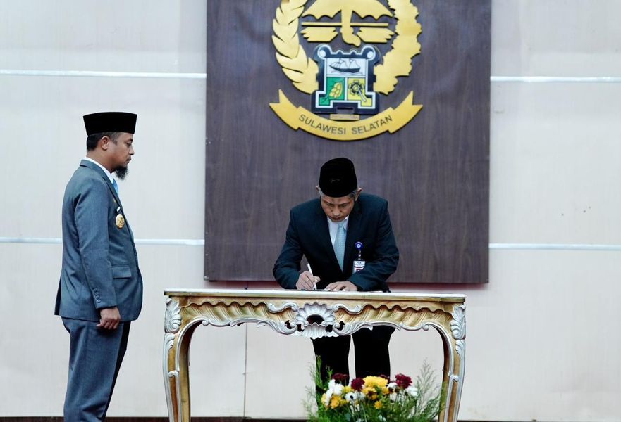 ist
KUKUHKAN--Gubernur Sulsel, Andi Sudirman Sulaiman secara resmi mengukuhkan Rasono sebagai Kepala BPKP Sulsel menggantikan Mohamad Risbiyantoro di Ruang Pola Kantor Gubernur Sulsel, Senin (14/7).
