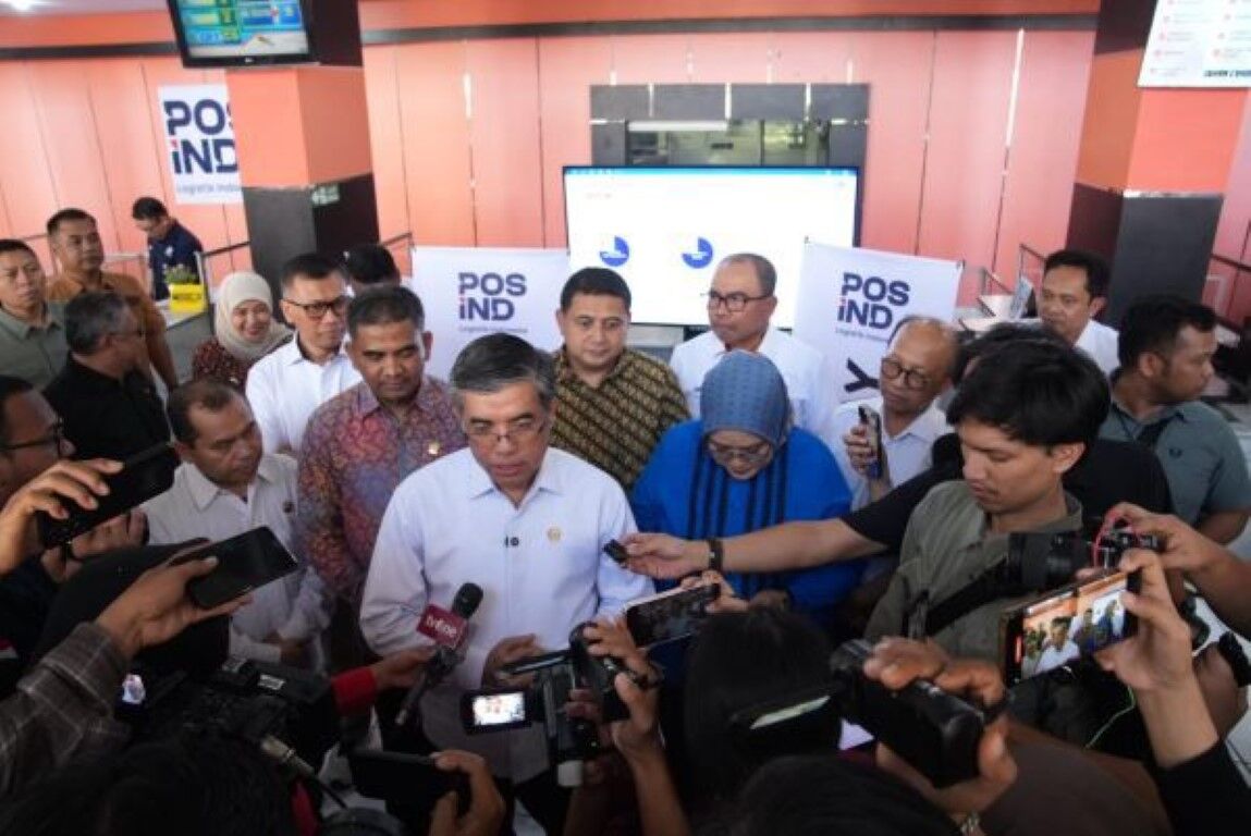 ist
SERAHKAN--Menaker RI, Prof Yassierli, menyerahkan secara simbolis Bantuan Subsidi Upah (BSU) tahun 2025 kepada para pekerja sektor nonformal dalam kunjungannya ke Makassar, Sabtu (26/7) lalu.
