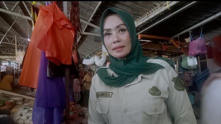 TINJAU -- Kabid Pengembangan Pasar dan Kemetrologian Disdagrin Kabupaten Bulukumba, Andi Mirza Milanie saat meninjau bahan pokok di salah sdatu Pasar Tradisional Bulukumba, Senin (30/6).