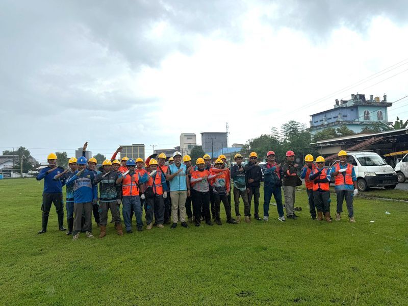 KEANDALAN -- Manajemen PT PLN (Persero) ULP Uloe foto beresama usai melaksanakan kegiatan Keandalan Jaringan Listrik di Desa Mattoanging Kabupaten Bone baru-baru ini.
