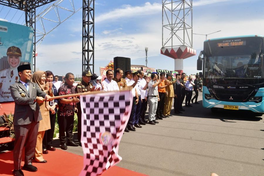 ist
RESMIKAN--Gubernur Sulsel, Andi Sudirman Sulaiman meresmikan operasional Trans Sulsel di  Kawasan CoI, Makassar. Moda transportasi massal yang melayani wilayah Mamminasata ini masih gratis bagi masyarakat hingga akhir tahun 2025.
