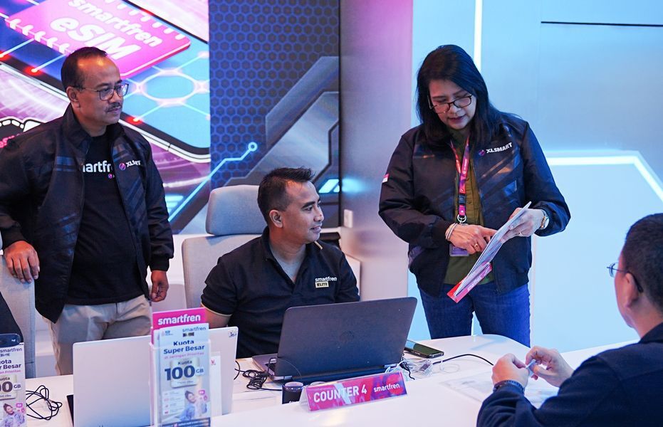 GALERI -- Chief Marketing Smartfren Officer XLSMART, Sukaca Purwokardjono (kiri), petugas Customer Care Galeri Smartfren (tengah), bersama Head Customer Succes XLSMART, Rochelle Camasosa (kanan) sedang memberikan pelayanan kepada pelanggan di Galeri Smartfren.
