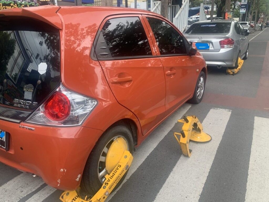 int
GEMBOK--Dishub melakukan razia di sepanjang Jalan AP Petta Rani.Sebanyak 12 kendaraan terjaring karena kedapatan parkir sembarangan,Kamis (24/7).Tampak mobil yang digembok personel Dishub Makassar.
