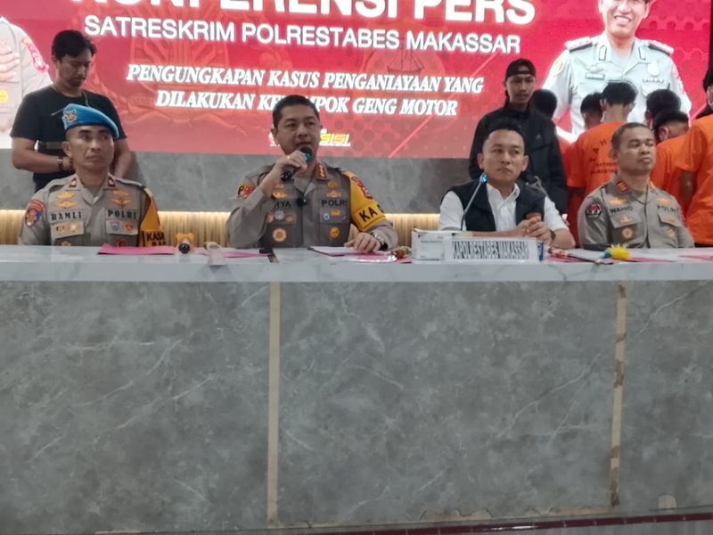 GENG MOTOR -- Kapolrestabes Makassar didampingi Kasat Reskrim dan Kasi Humas Polrestabes Makasar memberikan penjelasan pengungkapan kasus geng motor. 
