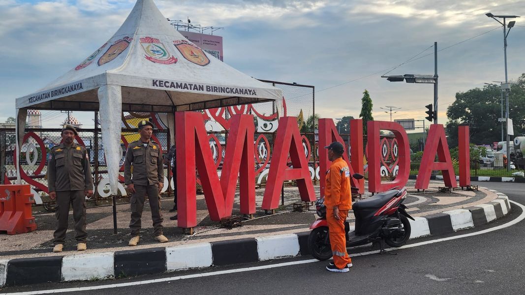 ist
PATROLI--Dinsos Kota Makassar memassifkan patroli anjal, gepeng dan manusia silver.Dinsos menyiapkan sejumlah strategi untuk menertibkan mereka.Tampak personel dinsos dan satpol PP melakukan patroli di Mandai, Perbatasan Maros dan Kota Makassar,kemarin.
