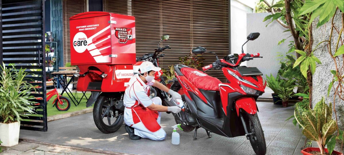 LAYANAN DI RUMAH -- Keberadaan Honda Care telah sangat membantu para pelanggan setia sepeda motor Honda saat membutuhkan layanan servis di rumah tanpa harus antre.