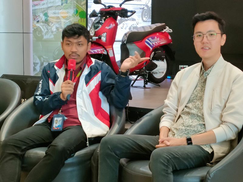 HUT PERTAMA -- HC3 Supervisor Asmo Sulsel, Dwi Priyatno dan PDCA Analyst Asmo Sulsel, Hendri Rubin sedang menjelaskan mengenai beragam event yang dilakukan serangkaian HUT pertamanya.