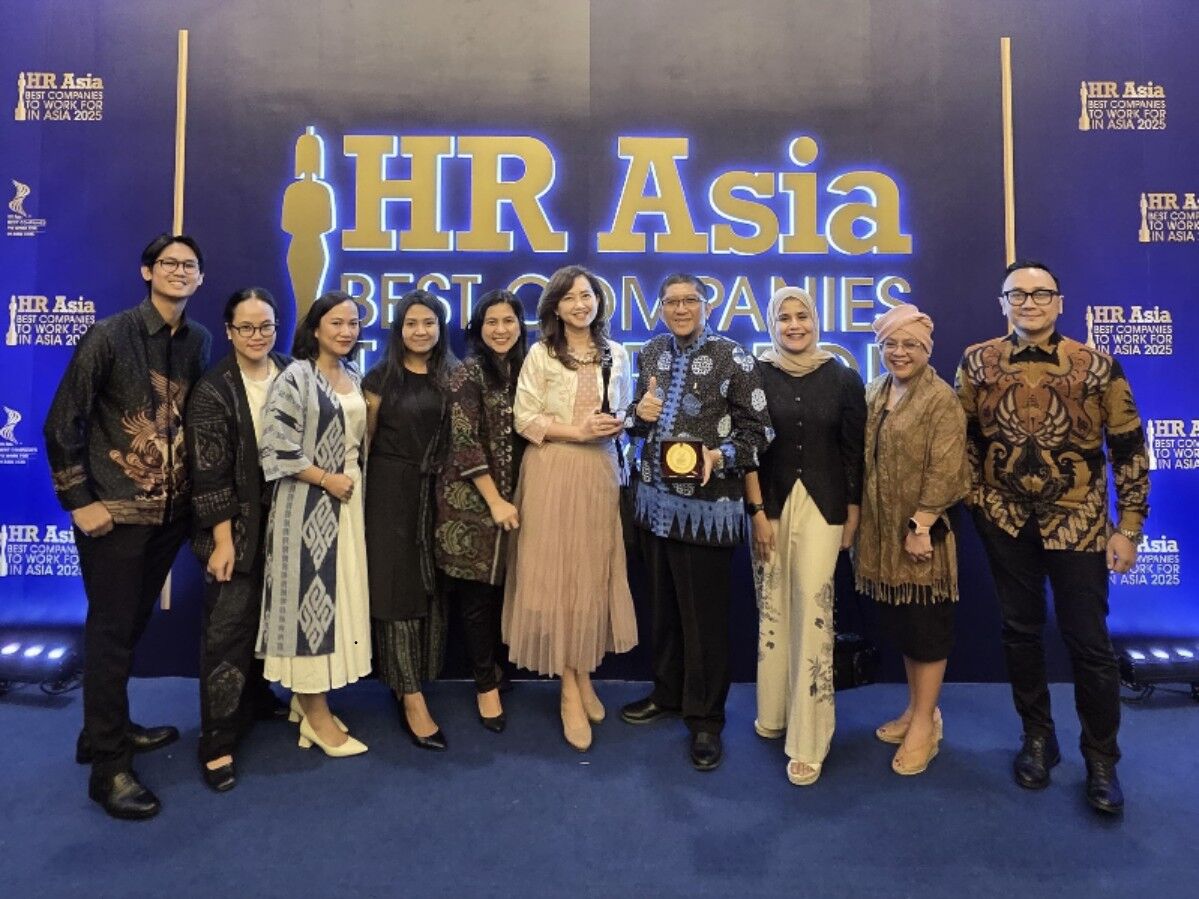 PENGHARGAAN -- Tim Bank Danamon Indonesia foto bersama setelah meraih penghargaan bergengsi dalam ajang 'HR Asia Best Companies to Work for in Asia 2025--Indonesia Region.