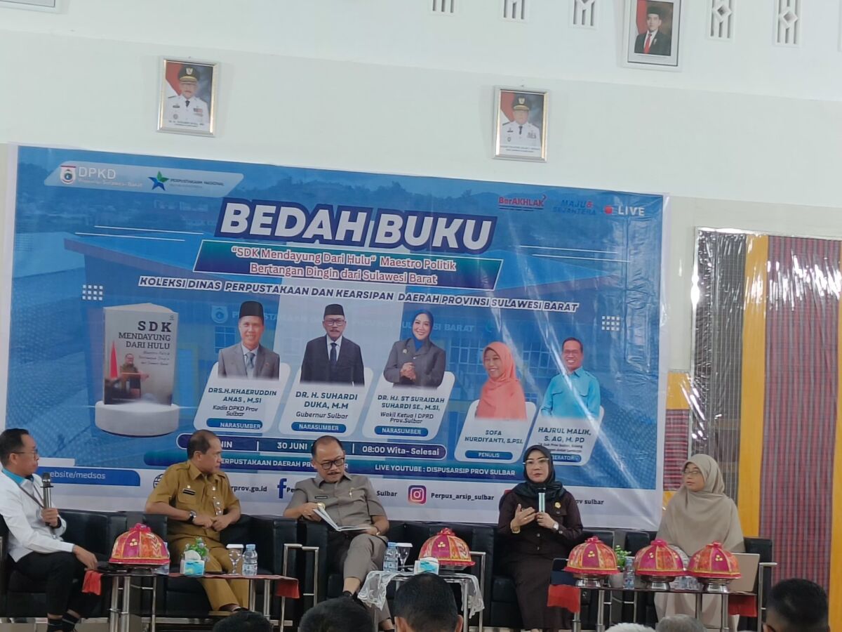 BEDAH BUKU -- Wakil Ketua DPRD Sulbar, Hj Sitti Suraidah Suhardi (dua dari kanan) bersama Gubernur Sulbar, Suhardi Duka saat jadi pembicara pada bedah buku.