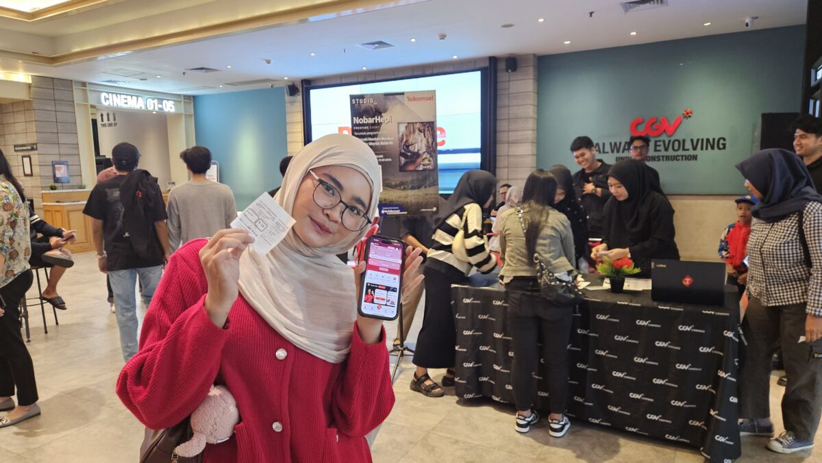 NOBAR HEPI -- Pelanggan setia Telkomsel yang ikut meramaikan Nobar Hepi bareng elkomsel di bioskop CGV.
