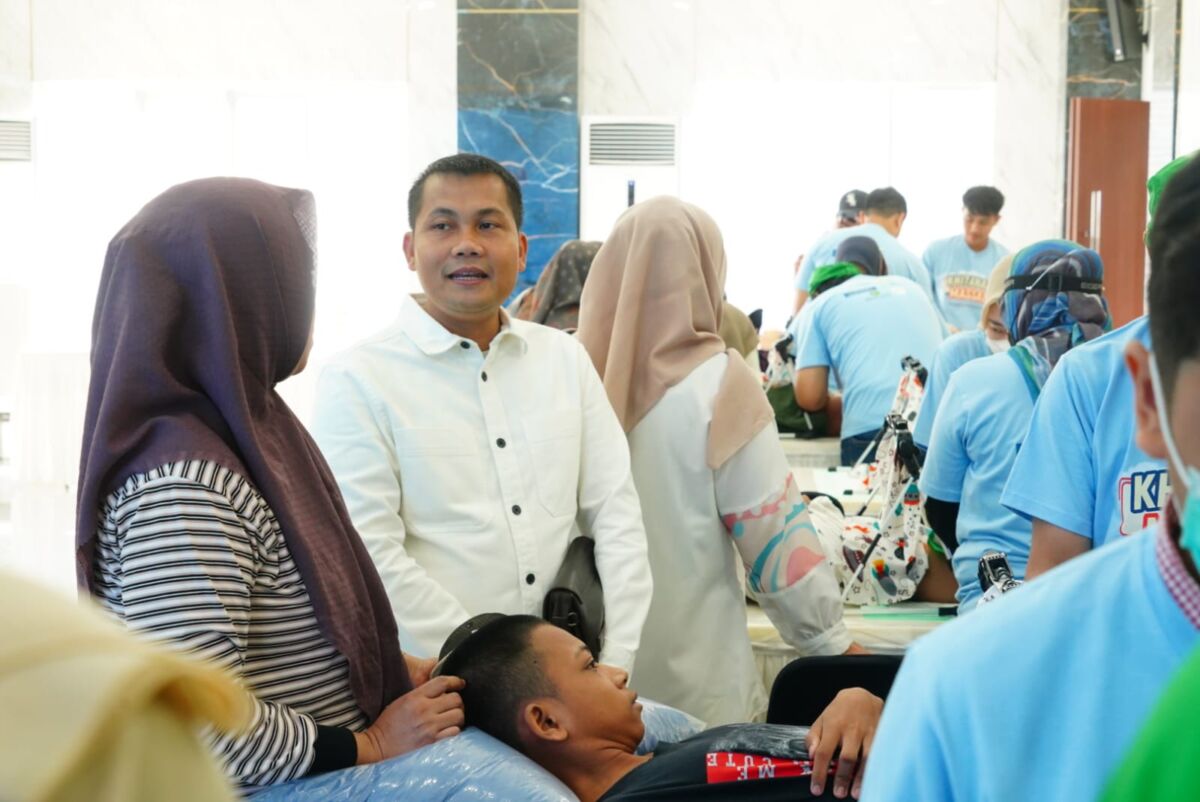 PANTAU -- Deputy Operasional PT Pegadaian Kanwil VI Makassar, Jainuddin mewakili pemimpin wilayah, memantau kegiatan sunatan massal gratis yang digelar di aula kantor Pegadaian Kantor Wilayah VI Makassar, pada Minggu, 6 Juli 2025.