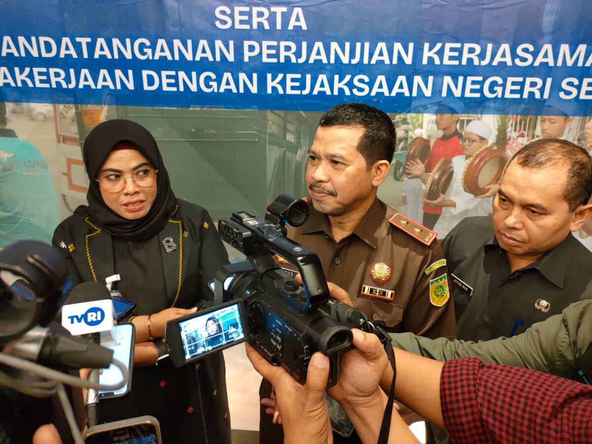 WAWANCARA -- Kepala BPJS Ketenagakerjaan Kantor Wilayah Sulawesi Maluku, Mintje Wattu (kiri), Kepala Kejaksaan Tinggi Sulawesi Selatan, Agus Salim (tengah) dan Kepala Dinas Tenaga Kerja dan Transmigrasi Sulawesi Selatan, Jayadi Nas, saat melakukan sesi wawancara.