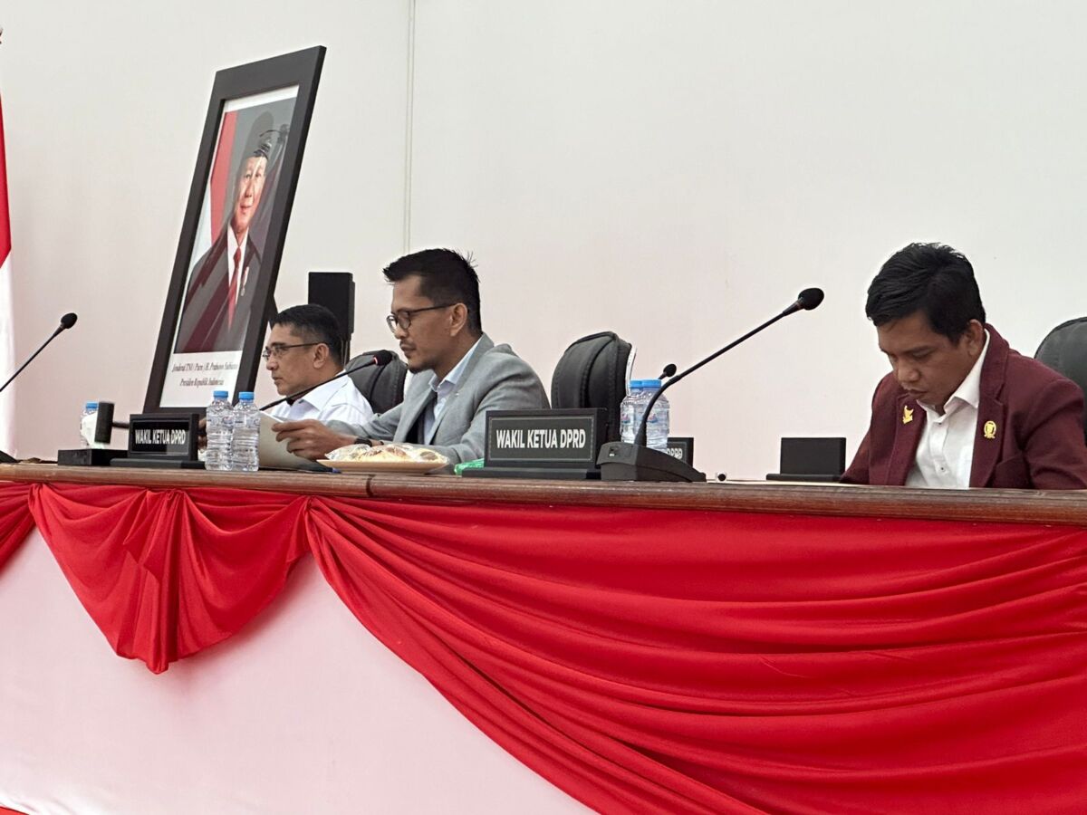 PIMPIN RAPAT -- Wakil Ketua DPRD Provinsi Sulawesi Barat, Munandar Wijaya didampingi Abdul Halim saat memimpin rapat paripurna Jawaban Gubernur terhadap pemandangan fraksi atas Ranperda Penyertaan Modal.