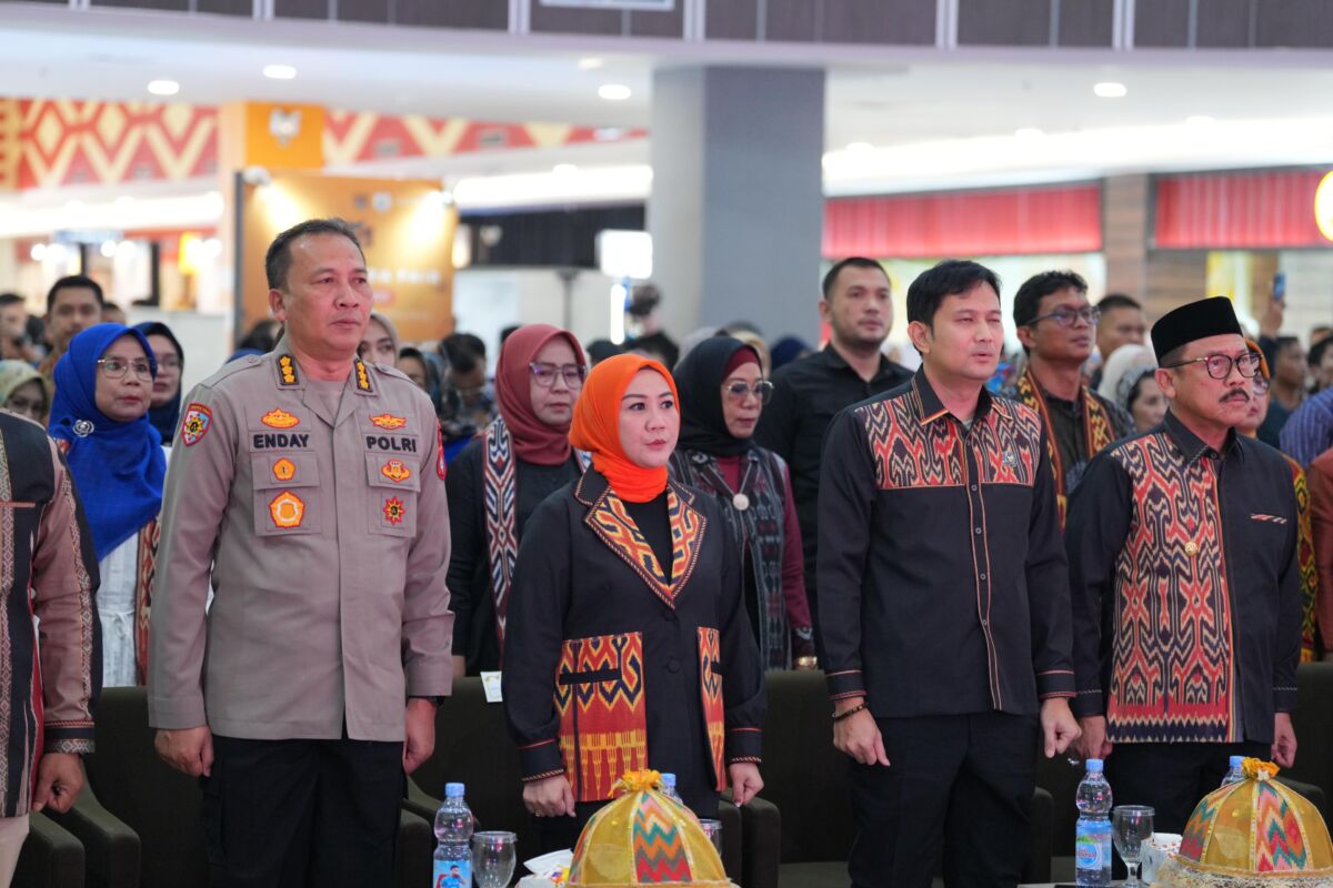 MANAKARRA FAIR -- Wakil Ketua DPRD Provinsi Sulawesi Barat, Hj Sitti Suraidah Suhardi (dua dari kiri) dan Ketua Komisi I DPRD Sulawesi Barat, Syamsul Samad (dua dari kanan) bersama Gubernur Sulawesi Barat, H Suhardi Duka saat menghadiri acara pembukaan KEN Kemenparekraf RI.