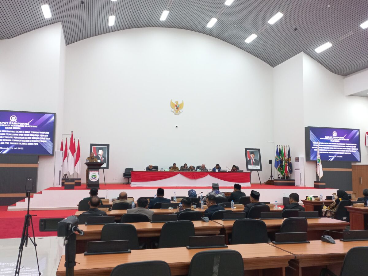 PARIPURNA -- Ketua DPRD Sulbar, Amalia Aras, didampingi Wakil Ketua,Hj St Suraidah Suhardi, Abdul Halim, dan Munandar Wijaya saat memimpin rapat paripurna  pengesahan pertanggungjawaban APBD 2024.