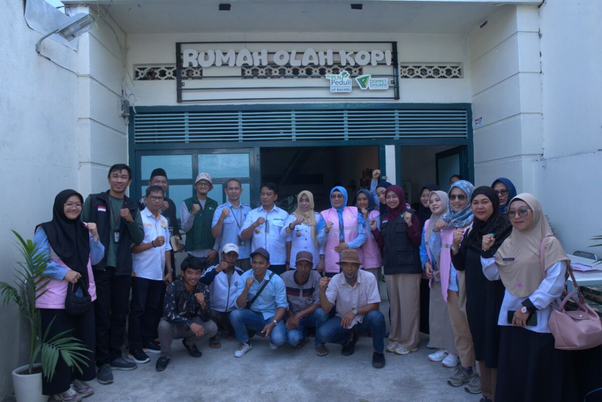 LAUNCHING -- Suasana launching Rumah Olah Kopi dan penyerahan bantuan sarana pelatihan sortasi-roasting yang turut dihadiri perwakilan manajemen PLN Nusantara Power UP Bakaru, perwakilan Pemerintah Kota Parapare, Pimpinan Cabang Dompet Dhuafa Sulawesi Selatan, Pandu Heru Satrio, pengurus Kelompok Tani Kopi Letta, dan para Srikandi PLN Nusantara Power UP Bakaru.