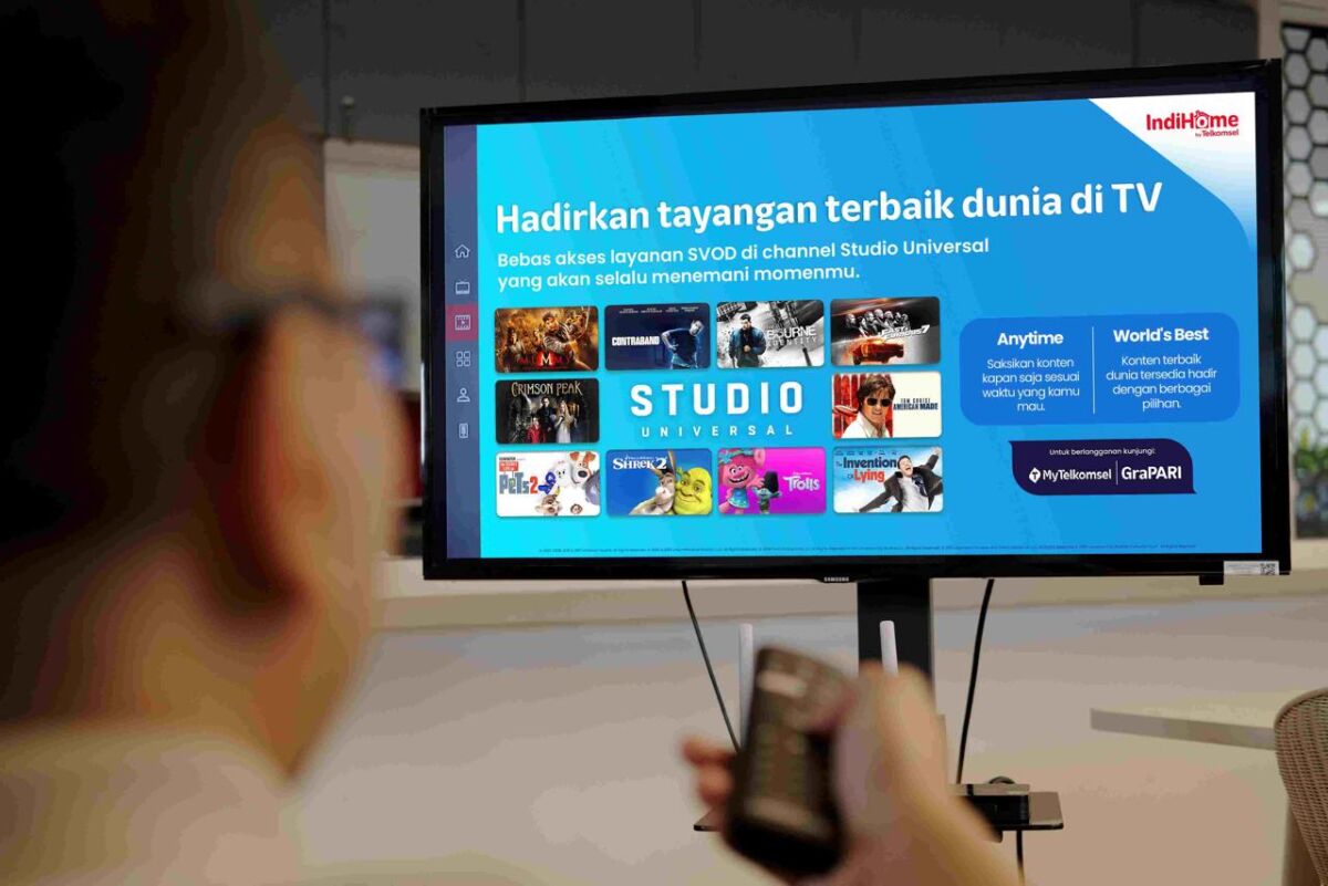 IndiHome TV dilengkapi berbagai fitur unggulan yang meningkatkan pengalaman menonton pelanggan seperti pause & rewind, TV Storage, TV On-demand (TVOD), Video On-demand (VOD), karaoke, dan akses untuk menonton serta mengunduh konten premium IndiHome TV.