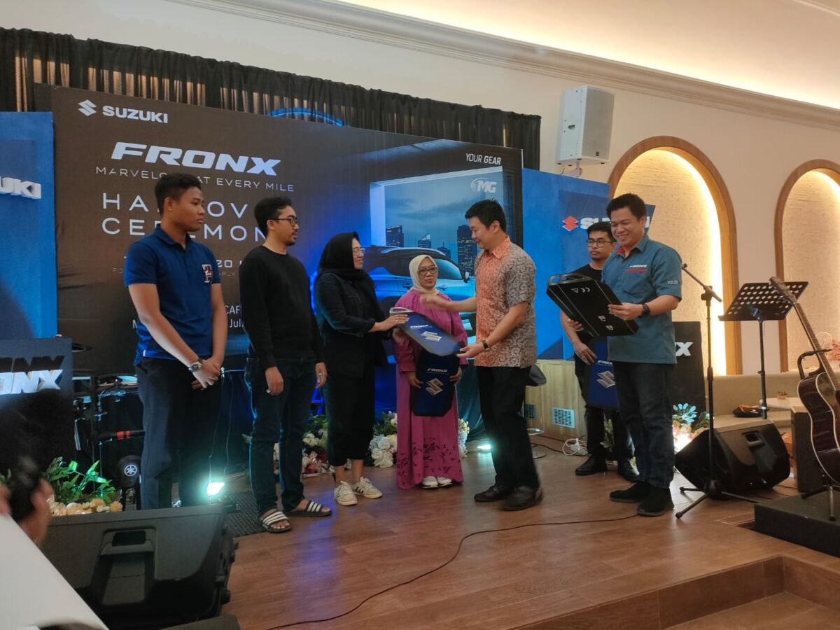 SUZUKI FRONX -- Owner PT Megahputera Sejahtera, Andree Sulimdro didampingi General Manager PT Megahputera Sejahtera, Yesaya Roberto, menyerahkan secara simbolis kunci Suzuki Fronx kepada 20 orang pelanggan mobil Suzuki di Kota Makassar, Sabtu sore, 19 Juli 2025.