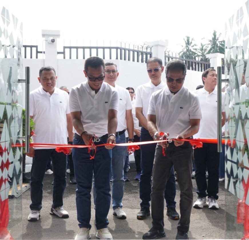 CLS MANADO-MINAHASA -- Kiri ke kanan CEO Telin, Budi Satria Dharma Purba dan Direktur Wholesale & International Service Telkom, Honesti Basyir saat meresmikan Cable Landing Station (CLS) Manado- Minahasa.