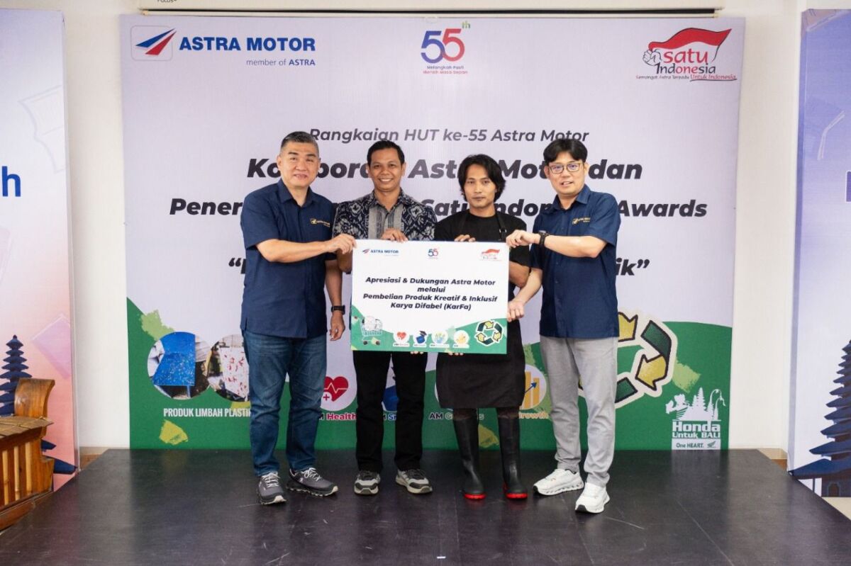 KEBERLANJUTAN -- Chief Executive Astra Motor, Robien Tony (kanan) didampingi Chief Operating Officer Astra Motor, Budi Astono (kiri), perkuat komitmen keberlanjutan menjaga lingkungan melalui kolaborasi dengan KarFa (Karya Difabel) yang diprakarsai I Made Aditiasthana (tengah), penerima apresiasi SATU Indonesia Awards 2022 tingkat Provinsi Bali dalam pengolahan sampah botol plastik, Selasa,  22 Juli 2025.