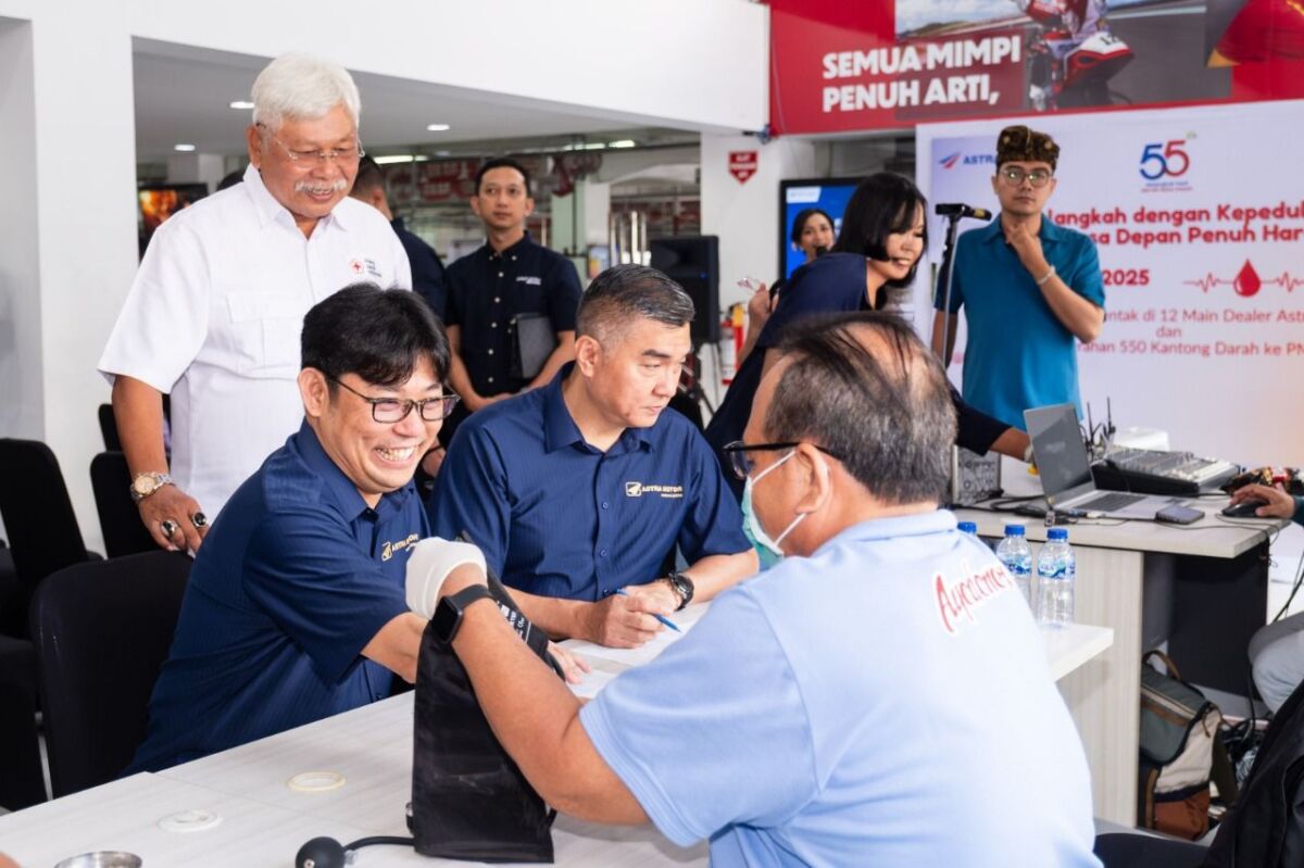 DONOR DARAH -- Chief Executive Astra Motor, Robien Tony, melakukan pemeriksaan tekanan darah sebelum mengikuti kegiatan donor darah.