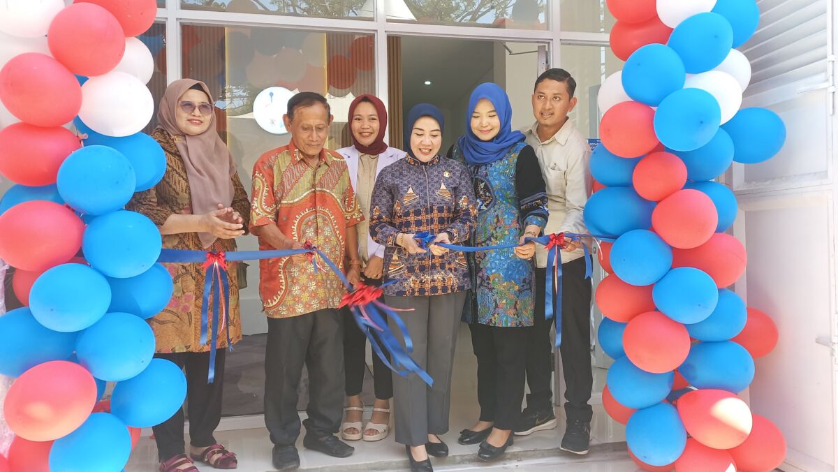 GRAND OPENING -- Wakil Ketua DPRD Provinsi Sulawesi Barat, Dr Hj St Suraidah Suhardi (tiga dari kanan) dan H Abidin selaku pemilik klinik, melakukan pengguntingan pita sebagai tanda grand opening Klinik Medicodenta.