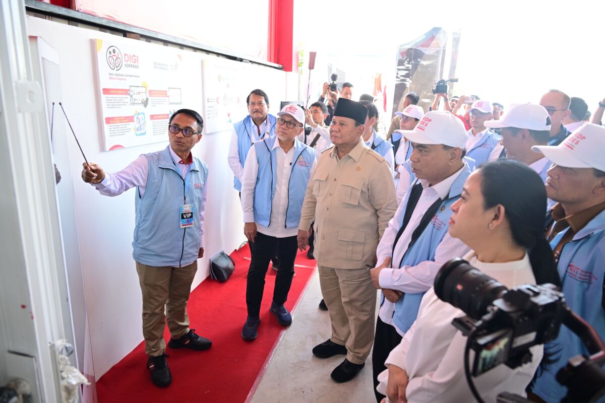 PERESMIAN -- Presiden RI, Prabowo Subianto beserta jajaran Menteri saat peresmian Program Koperasi Desa/Kelurahan Merah Putih (KDMP) di Desa Bentangan, Klaten, Jawa Tengah, pada Senin (21/7). (Sumber Foto: Rusman Jony/Biropers Istana).