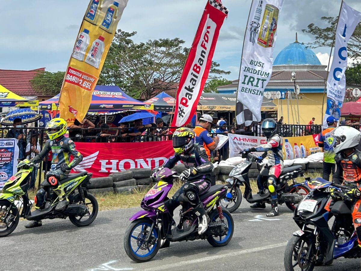 PERSIAPAN -- Para racer sedang melakukan persiapan di garis start untuk menunjukkan kehandalannya di event Honfa One Make Race Kendari 2025.