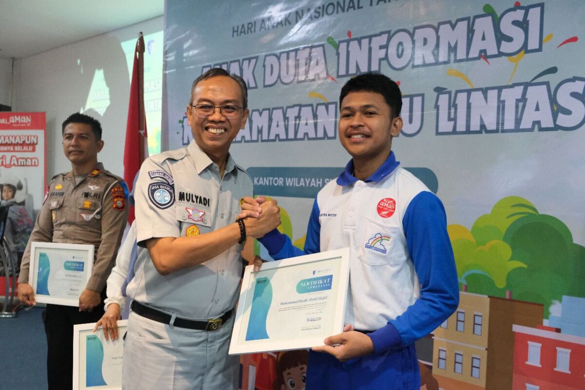 PENGHARGAAAN --Kepala Wilayah Jasa Raharja Sulawesi Selatan, Mulyadi (kiri) menyerahkan piagam penghargaan kepada Muhammad Hasbi Abdul Hafid, siswa binaan Asmo Sulsel yang dikenal sebagai Duta #Cari_Aman.