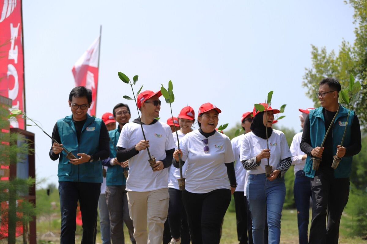 TANAM POHON -- Para karyawan AHM yang tergabung dalam SC Squad bersama masyarakat sekitar saat akan melakukan penanaman pohon mangrove di Desa Tambaksari, Kabupaten Karawang, Jawa Barat, Selasa, 29 Juli 2025.