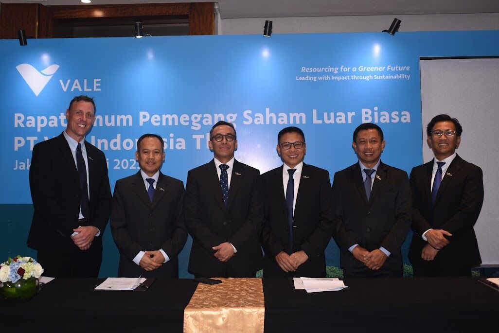 DIREKSI -- Para Direksi PT Vale Indonesia, foto bersama di sela pelaksanaan RUPSLB.