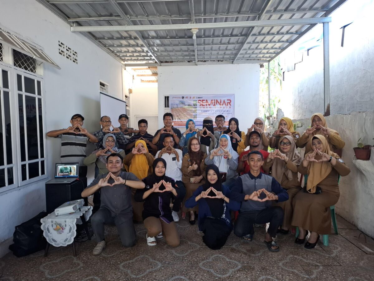 SEMINAR -- Para narasumber dan peserta seminar terkait Strategi Pemasaran Produk UMKM bagi UMKM binaannya, Kebun Tetangga Cokonuri yang berlangsung di kantor UMKM KT Cokonuri, Jalan Cokonuri Raya No.60 Makassar, Selasa, 29 Juli 2025.