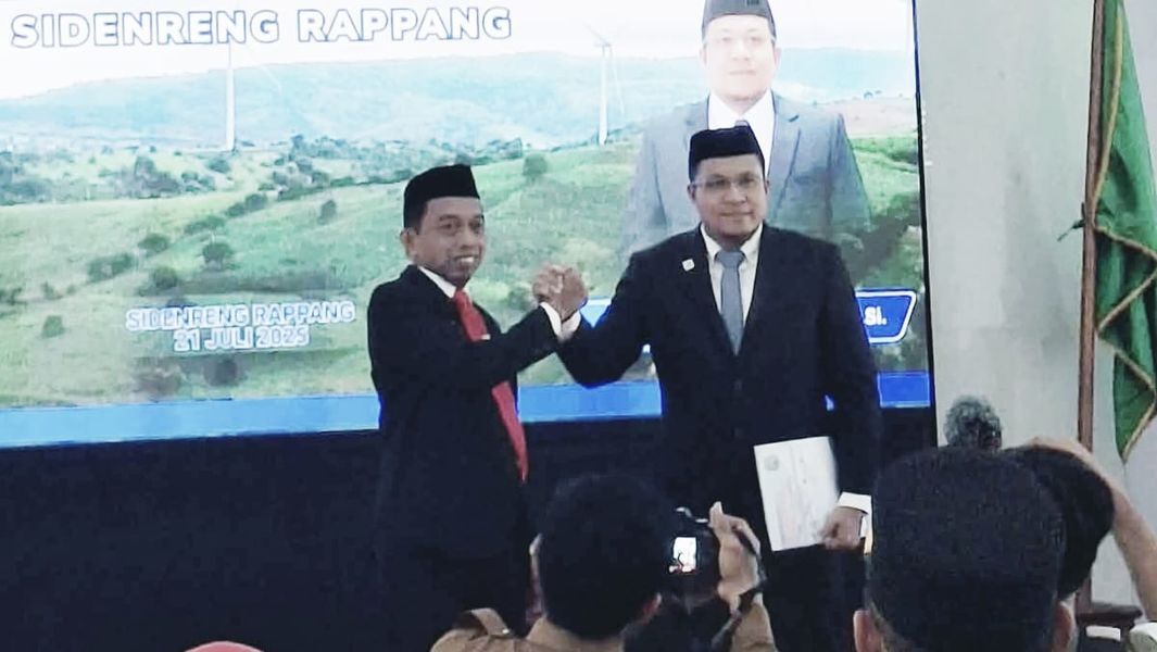 SALAM KOMANDO -- Bupati Sidrap, H Syaharuddin Alrif melakukan salam komando usai melantik Andi Rahmat Saleh sebagai Sekkab Sidrap di Aula Kompleks SKPD Sidrap, Senin (21/7). 
