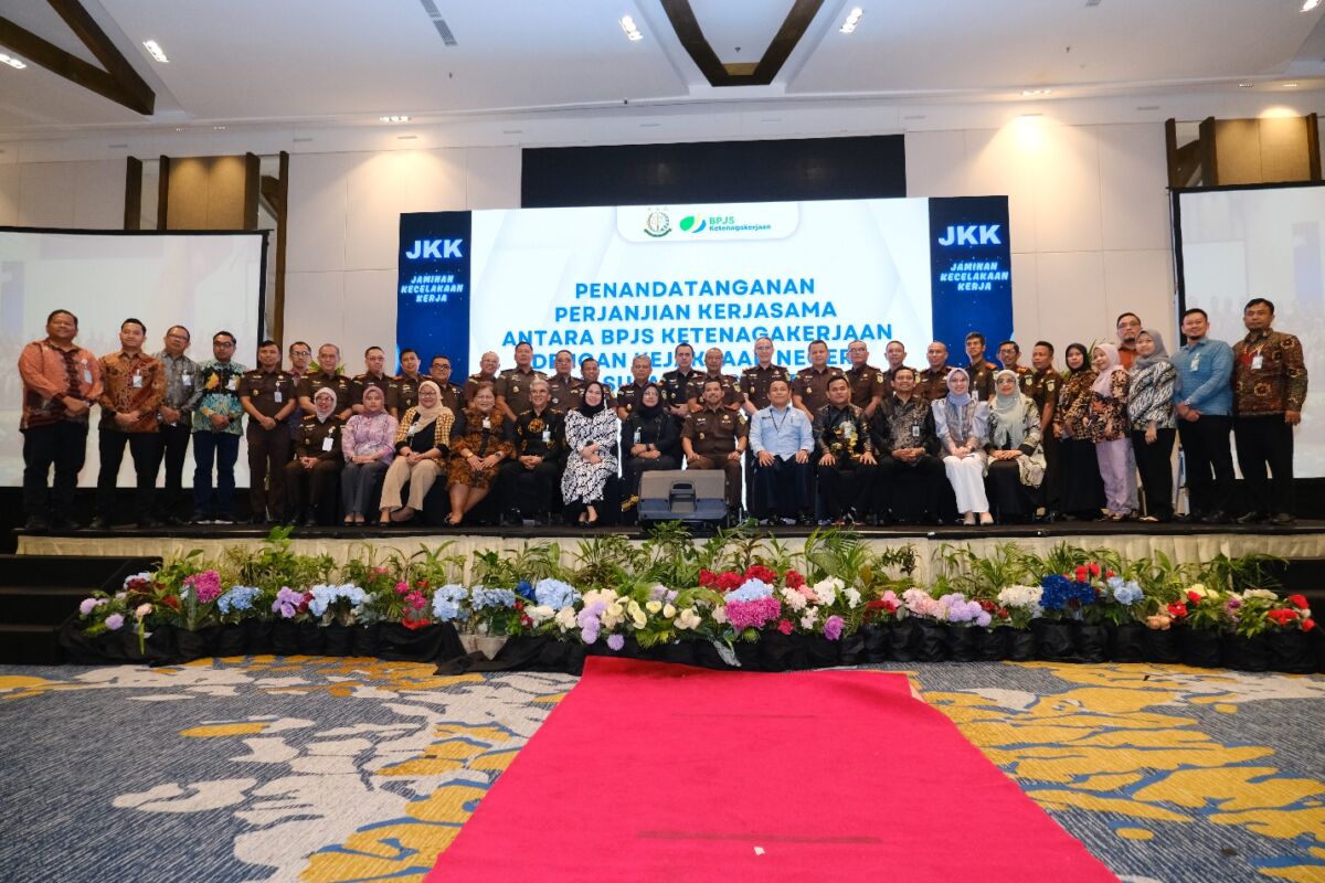 PENANDATANGANAN -- Kepala Kejaksaan Tinggi Sulsel, Agus Salim (temfag), Kepala BPJS Ketenagakerjaan Kanwil Sulawesi Maluku, Mintje Wattu, dan Kepala Dinas Tenaga Kerja dan Transmigrasi Sulsel, Jayadi Nas foto bersama dengan para kepala Kejaksaan Negeri se-Sulsel usai penandatanganan perjanjian kerja sama di Hotel Claro, beberapa hari lalu.