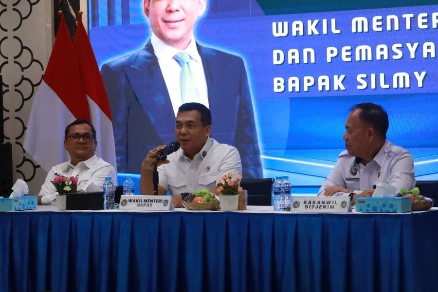 ist
KUNKER--Wakil Menteri Imigrasi dan Pemasyarakatan, Silmy Karim, melakukan kunker ke Kantor Imigrasi Kelas I Khusus TPI Makassar, Rabu (2/7).
