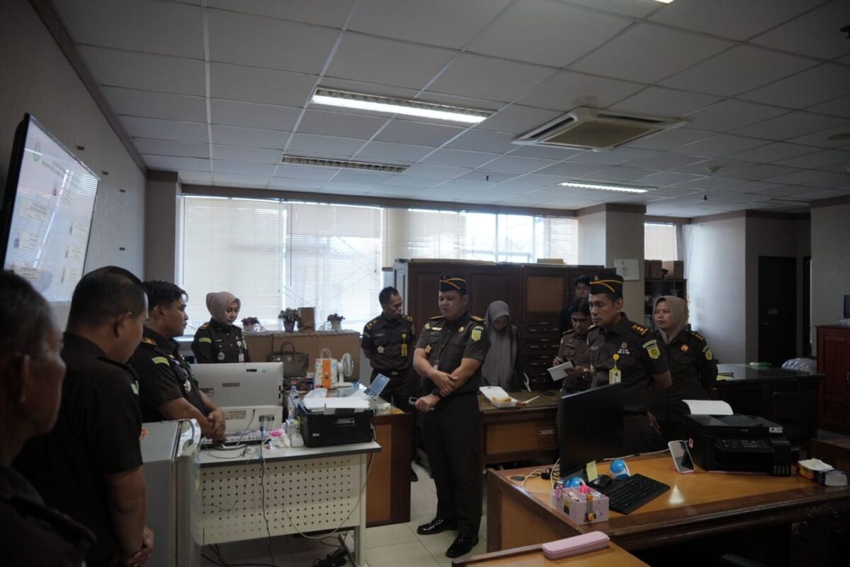 ist
PENINJAUAN--Asisten Bidang Pembinaan Kejati Sulsel, Abdillah, melakukan peninjauan dan pengecekan menyeluruh terhadap kondisi pegawai serta sarana dan prasarana di lingkungan Kantor Kejati Sulsel, Senin (28/7). 