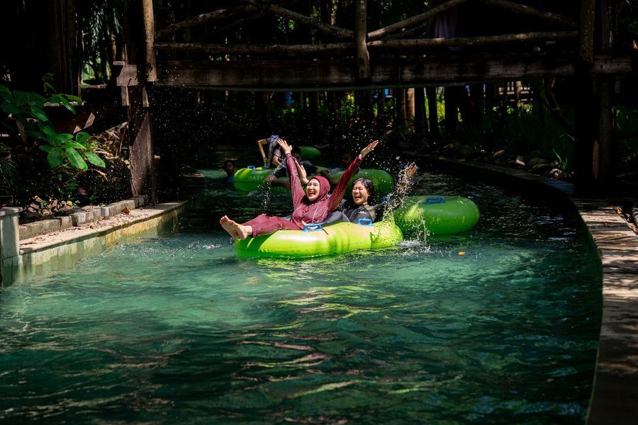 MENIKMATI -- Pengunjung Bugis Waterpark Adventure menikmati wahana yang ada di kawasan perumahan Bukit Baruga tersebut.
