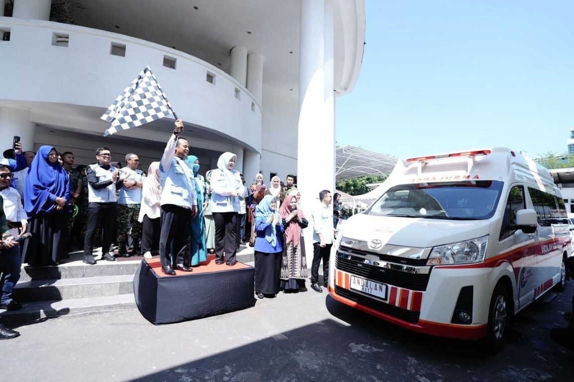 ist
LUNCURKAN--Gubernur Sulsel, Andi Sudirman Sulaiman secara resmi meluncurkan MICU sebuah inovasi layanan kesehatan berupa rumah sakit bergerak yang dilengkapi dengan fasilitas medis lengkap, termasuk ruang operasi. Peluncuran dilakukan di Baruga Asta Cita, akhir pekan kemarin.
