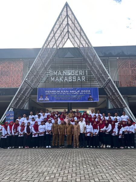 ist
MPLS--Kadisdik Sulsel, Andi Iqbal Najamuddin memantau pelaksanaan MPLS di SMA Negeri 1 Makassar,Senin (14/7).Iqbal meminta MPLS tahun ini sebagai momentum membangun karakter, integritas, dan ketangguhan mental siswa.