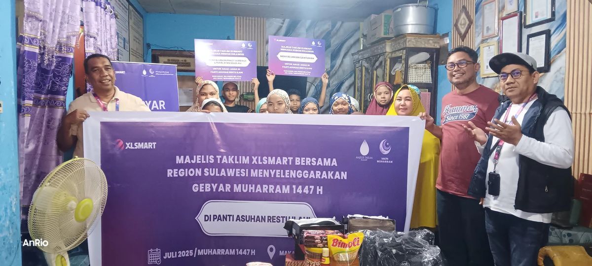 MUHARRAM -- Karyawan dan pengurus MTXLSMART Region Sulawesi berfoto bersama dengan anak-anak yatim dalam Program Gebyar Muharram 1447 H.
