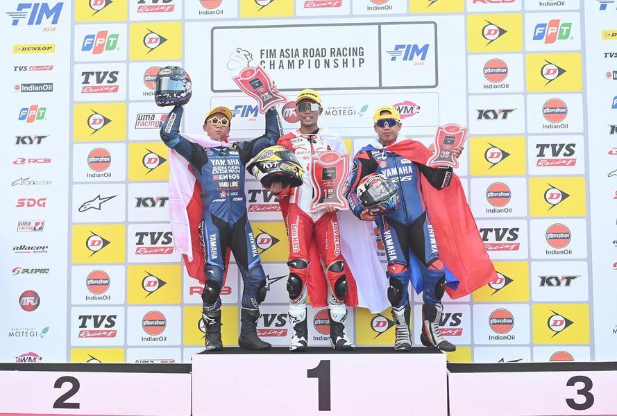 NAIK PODIUM -- Para pebalap binaan Astra Honda saat naik podium sebagai juara balapan ARRC dan RBRC.

