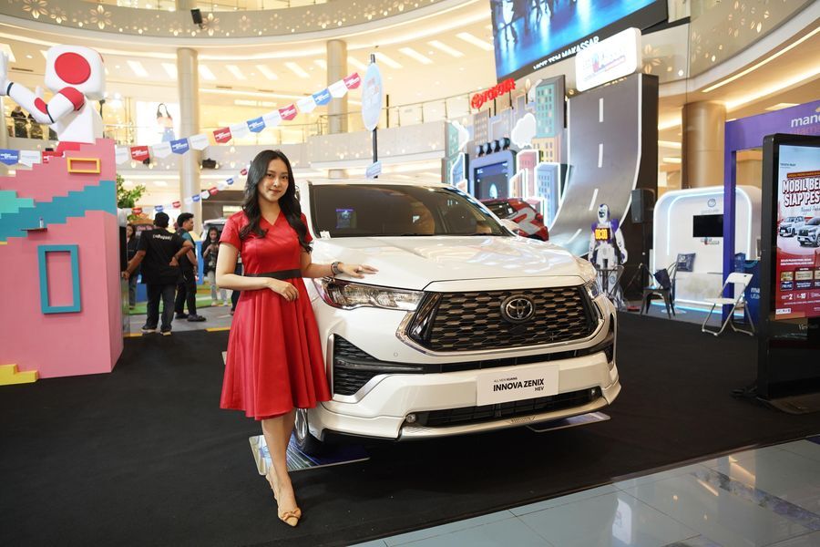 PAMERAN -- Tim promo Kalla Toyota sedang memperkenalkan salah satu produk andalan Kalla Toyota yang dipamerkan di salam satu mal di Kota Makassar saat ini.

