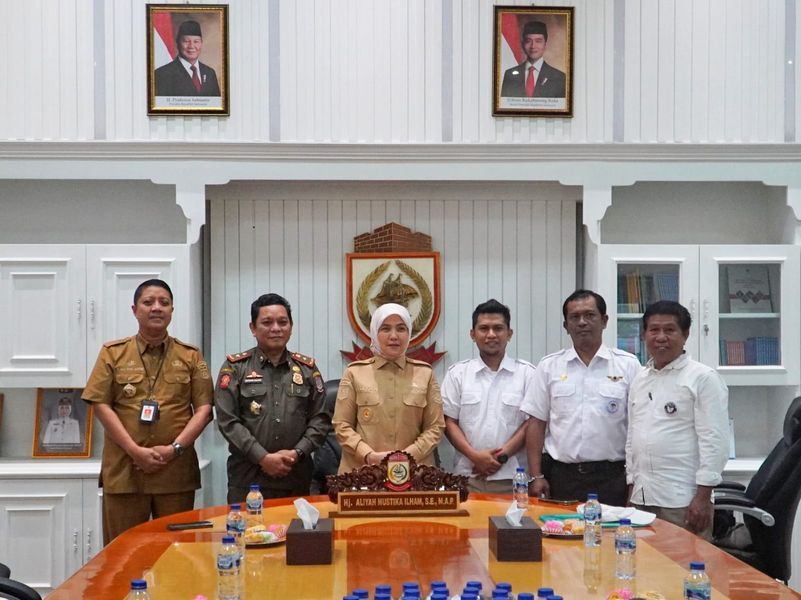 ist
TERIMA--Wawali Makassar, Aliyah Mustika Ilham, menerima secara langsung audiensi dari jajaran Pengurus Pasukan 08 Kota Makassar di Ruang Wakil Wali Kota, Balai Kota Makassar, Senin (7/7).
