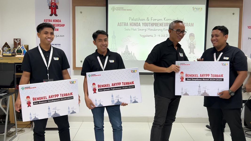 PELATIHAN -- Yayasan AHM dengan penuh semangat memberikan materi kepada peserta pelatihan yang merupakan UMKM Bengkel Sepeda Motor.   