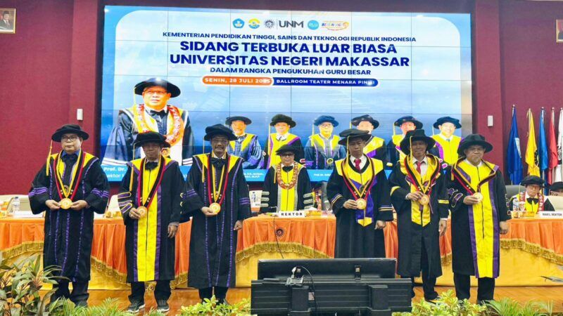 ist
KUKUHKAN--UNM kembali mencatatkan tonggak penting dalam pengembangan akademik dengan mengukuhkan enam guru besar sehingga mencatat hingga saat ini UNM mencapai totalnya menjadi keseluruhan 64 guru besar.

